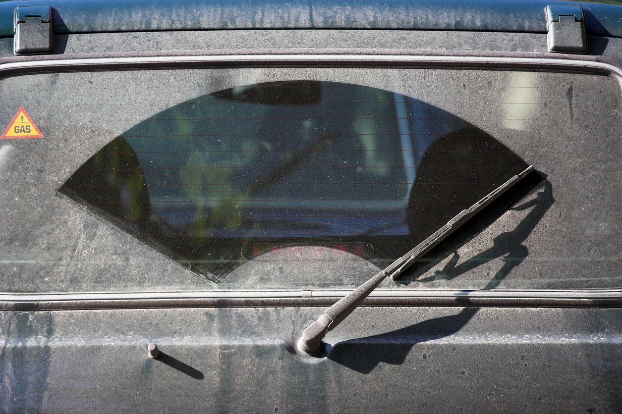 Стекло дворник. Грязные стекла автомобиля. Грязное автомобильное стекло. Дворник заднего стекла на машине. Разводы от дворников на стекле.