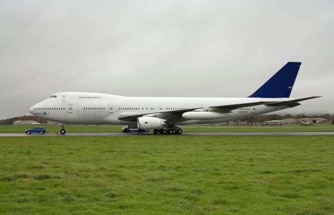Touareg+tows+Boeing+747
