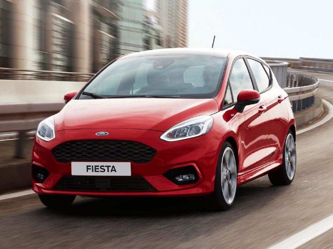 Kirmizi Ford Fiesta