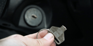 Araba kilidinden kırık anahtar