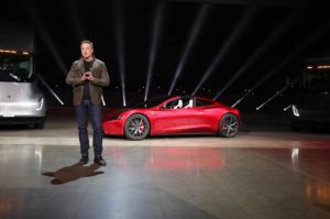 Tesla roadster, kırmızı, yandan görünüm, teslanın tarihi