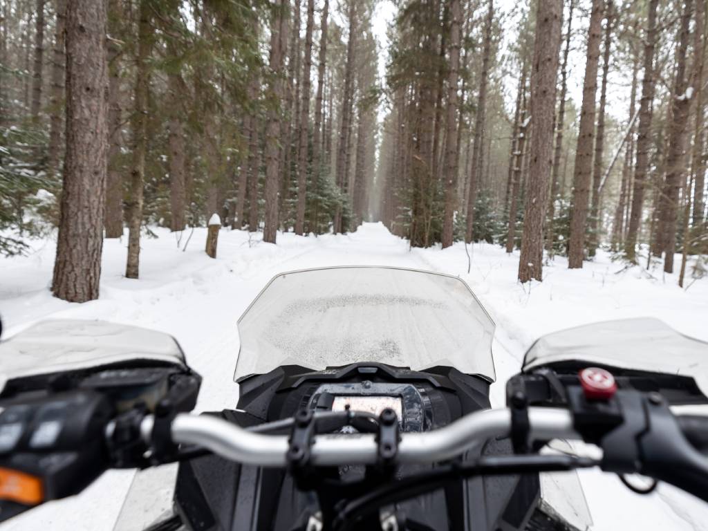 karlı havada motosiklet sürmek