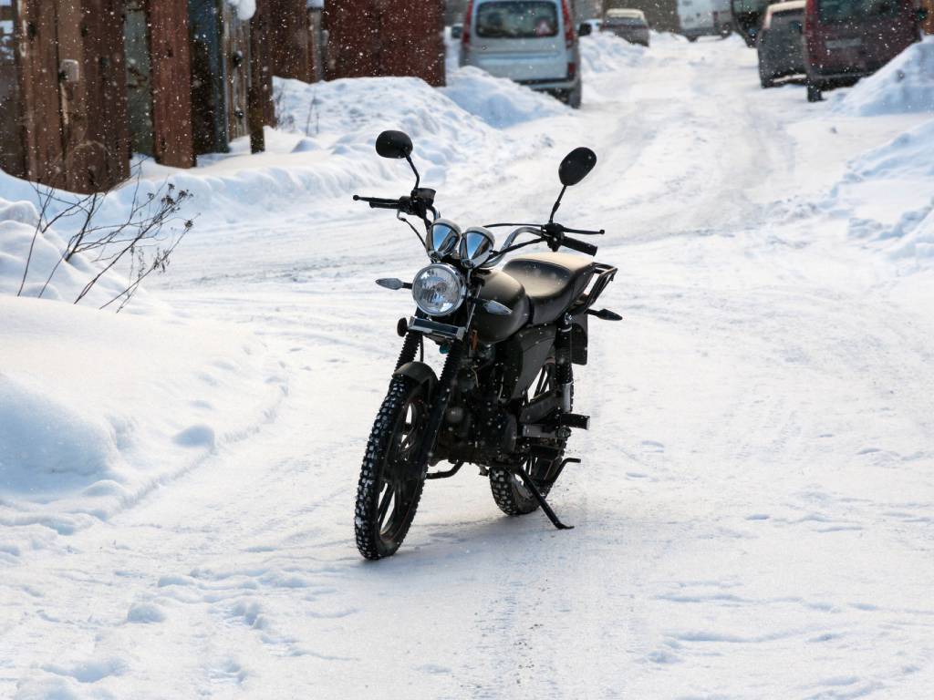 karlı havada motosiklet sürmek