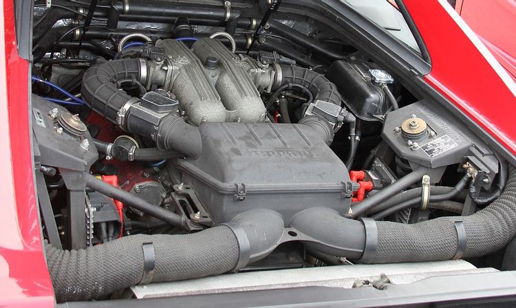 Enzo Ferrarinin Tasarladığı Son Ortadan Motorlu V8 Modeli 348 motor