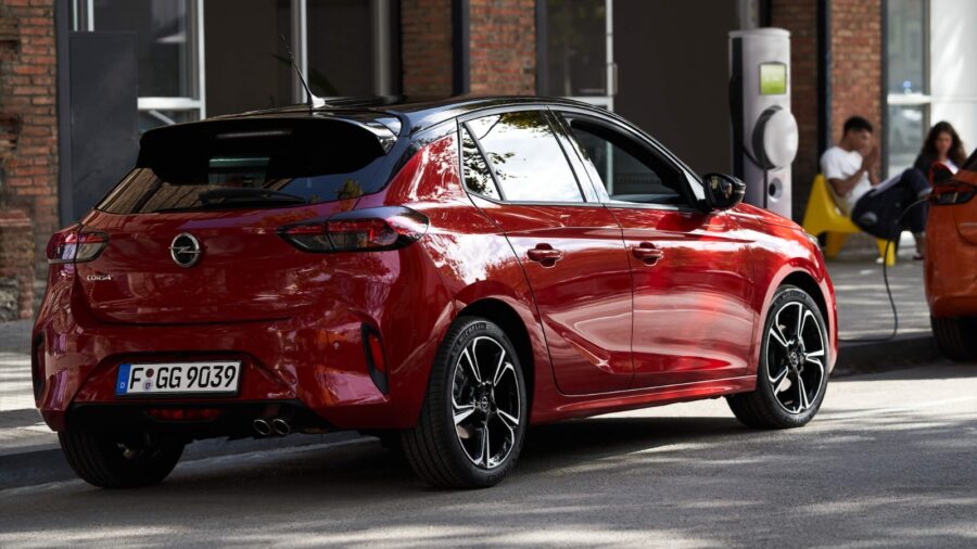Opel Corsa Kırmızı arkadan görünüş