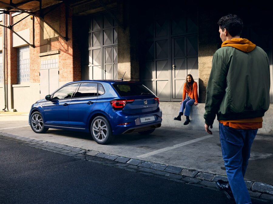 VW Polo mavi arkadan görünüm