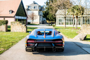 Bugatti Chiron Super Sport, mavi ve turuncu renk, arkadan görünüm