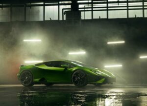 Lamborghini Huracan Tecnica, yeşil renk, yandan görünüm