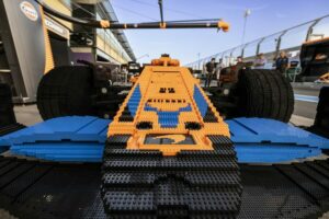 Tamamen Legodan Yapılmış Gerçek Boyutlu McLaren F1 Arabası
