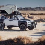 Rolls-Royce Cullinan, yandan görünüm, siyah-beyaz renk