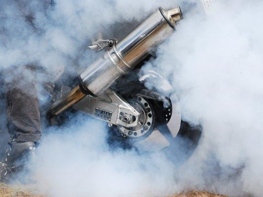 motosiklet beyaz duman