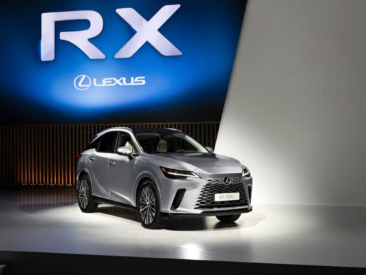 2022 Lexus RX, gri renk, önden görünüm