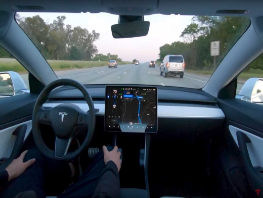Tesla Otopilot Sistemi