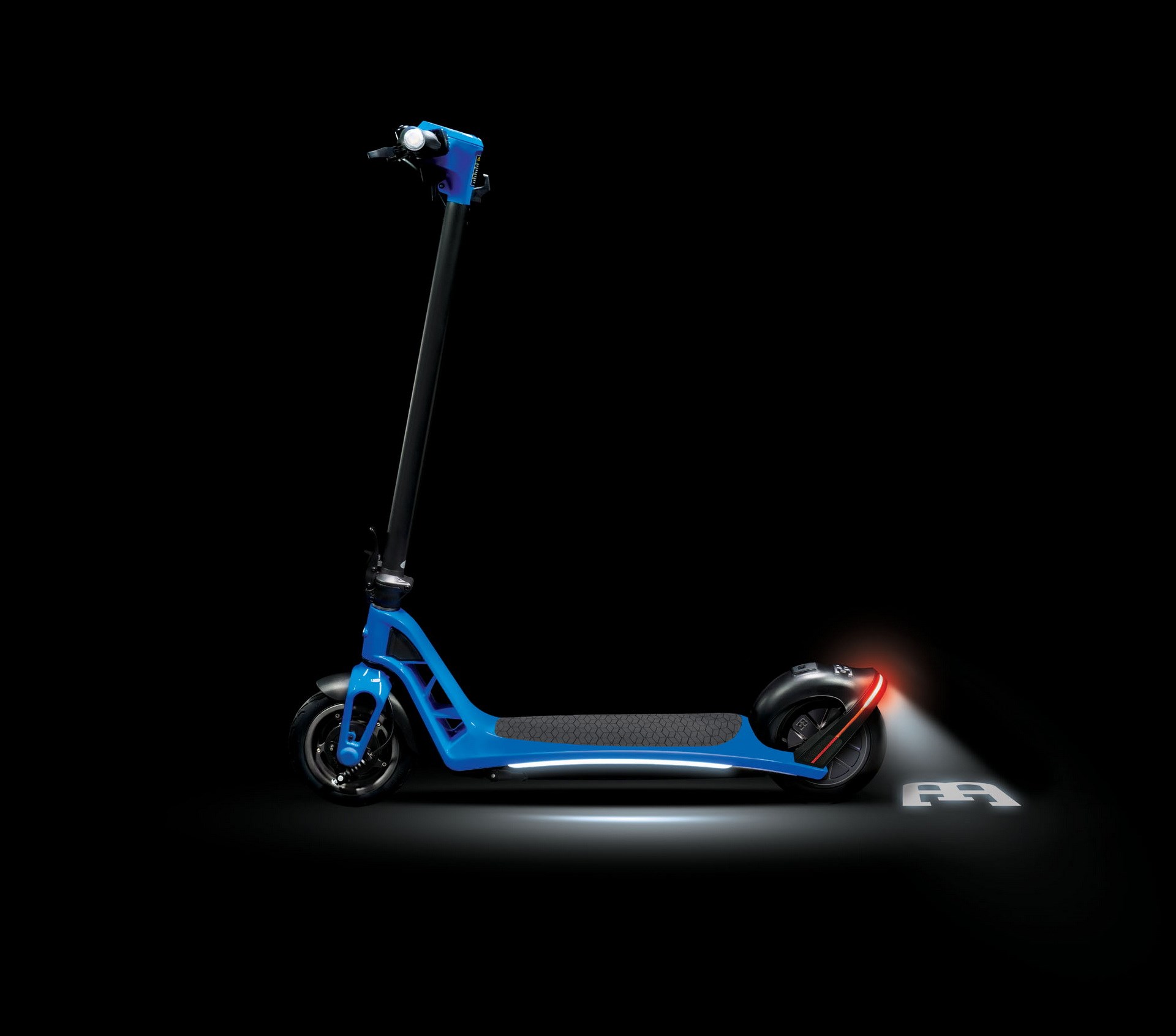 Bugatti Elektrikli Scooter, mavi renk, yanan görünüm