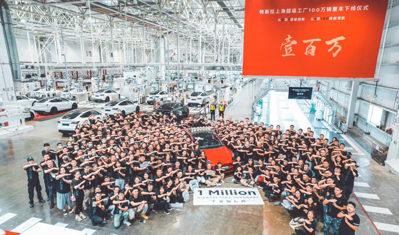 Tesla Çin fabrikası kutlama