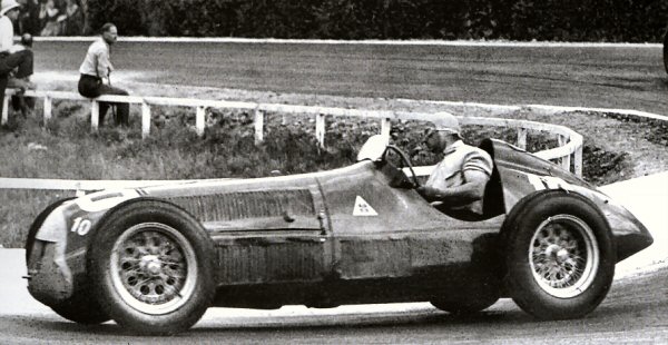 Yarışı kazanan Juan Manuel Fangio ve arabası Alfa Romeo 185 #10