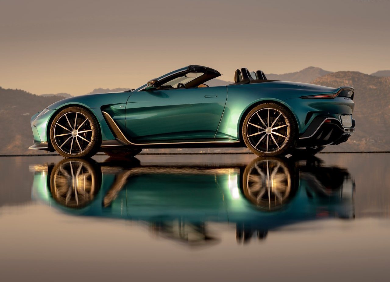 Aston Martin Vantage Roadster , mavi renk, yandan görünüm