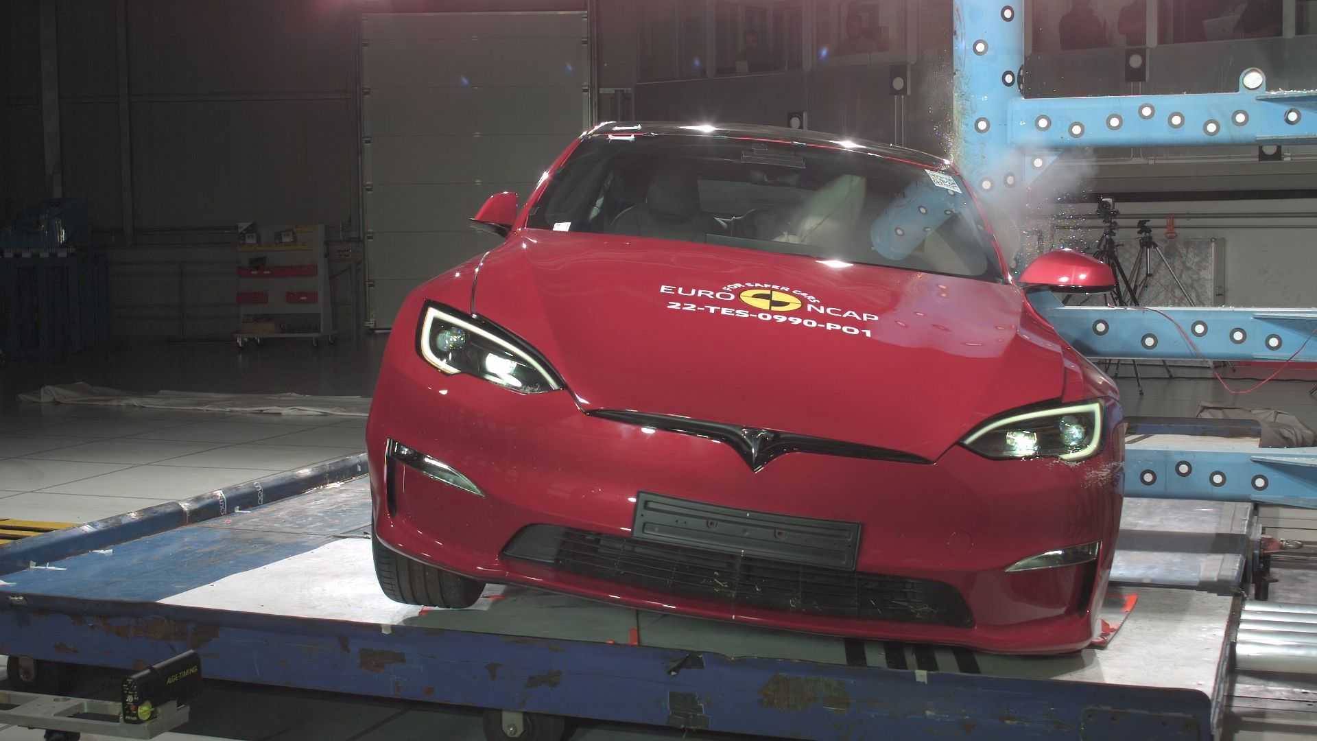 Tesla Model S Euro NCAP yandan çarpma testi 2