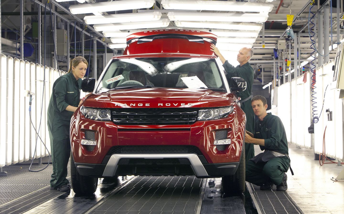 Çip Krizi Jaguar Land Rover'ı Etkilemeye Devam Ediyor