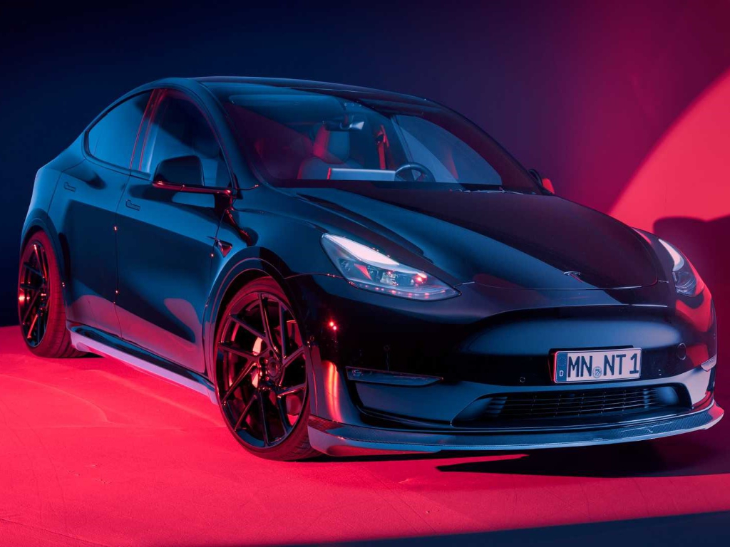 Modifiyeli Tesla Model Y önden görünüm