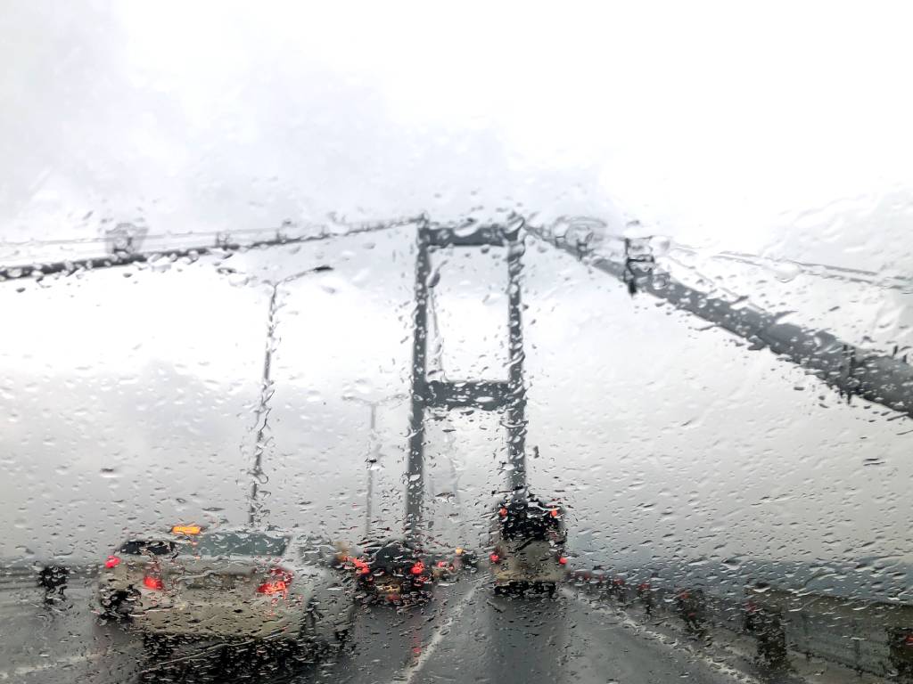 köprü üzerinde yağmurlu havada sürüş