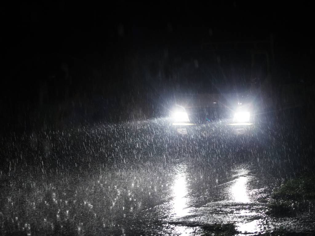 yağmurlu havada araba kullanmak
